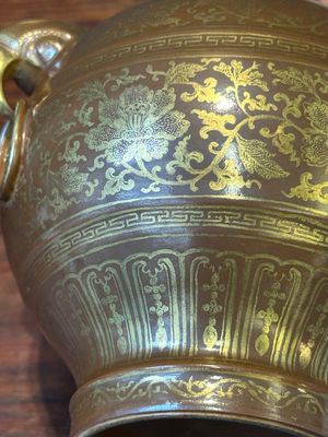 Een Chinese bruin geglazuurde 'hu' vaas met verguld bloemslinger decor, Jiaqing merk en periode — foto 10