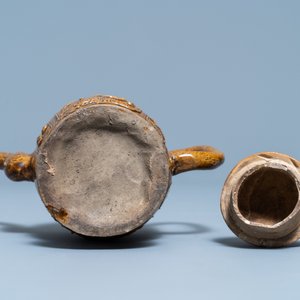 Een Chinese bruin-geglazuurde theepot met reliëfdecor, 18/19e eeuw — foto 6