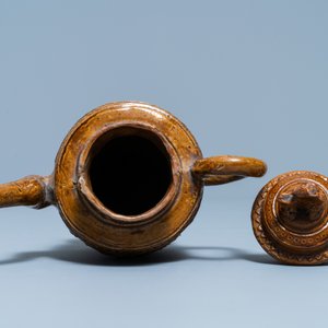 Een Chinese bruin-geglazuurde theepot met reliëfdecor, 18/19e eeuw — foto 7