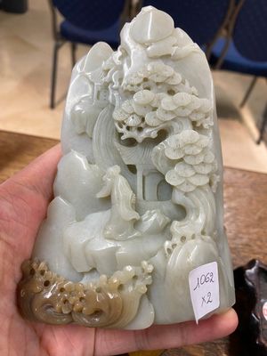 Een Chinese bruine jade zegelstempel met inscriptie en een witte jade sculptuur van een berglandschap, 19/20e eeuw — foto 14