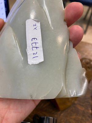 Een Chinese bruine jade zegelstempel met inscriptie en een witte jade sculptuur van een berglandschap, 19/20e eeuw — foto 20