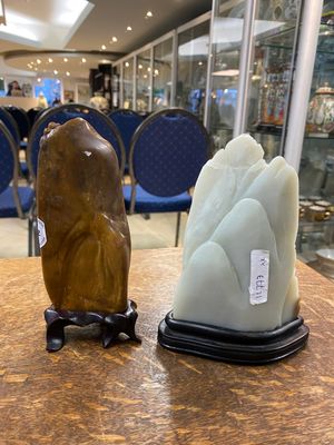 Een Chinese bruine jade zegelstempel met inscriptie en een witte jade sculptuur van een berglandschap, 19/20e eeuw — foto 2