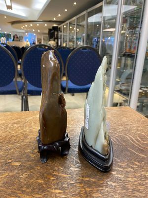 Een Chinese bruine jade zegelstempel met inscriptie en een witte jade sculptuur van een berglandschap, 19/20e eeuw — foto 3