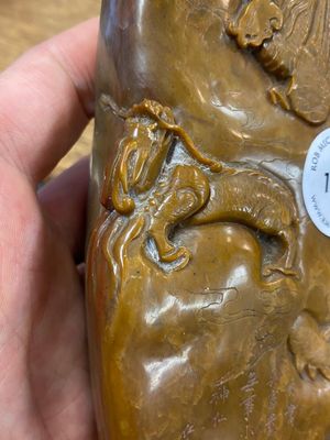 Een Chinese bruine jade zegelstempel met inscriptie en een witte jade sculptuur van een berglandschap, 19/20e eeuw — foto 5