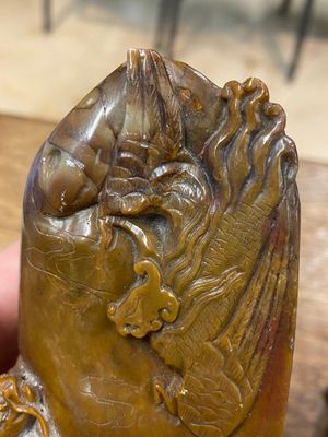 Een Chinese bruine jade zegelstempel met inscriptie en een witte jade sculptuur van een berglandschap, 19/20e eeuw — foto 8