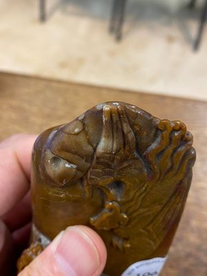 Een Chinese bruine jade zegelstempel met inscriptie en een witte jade sculptuur van een berglandschap, 19/20e eeuw — foto 9