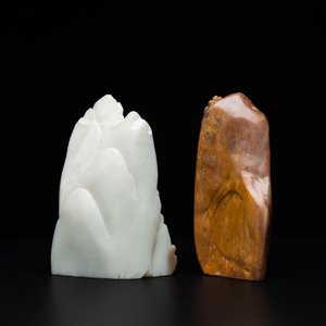 Een Chinese bruine jade zegelstempel met inscriptie en een witte jade sculptuur van een berglandschap, 19/20e eeuw — foto 4