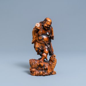 Een Chinese buxushouten figuur van Liu Hai, Qing — foto 1