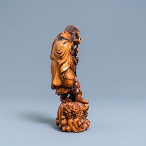 Een Chinese buxushouten figuur van Liu Hai, Qing — foto 3