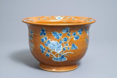 Een Chinese cachepot met blauwwit decor en bruine fondkleur, 19e eeuw