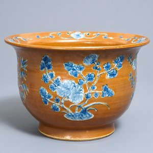 Een Chinese cachepot met blauwwit decor en bruine fondkleur, 19e eeuw — foto 1