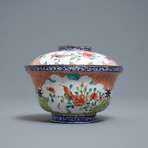 Een Chinese Canton email dekselkom met bloemen en vlinders, Qianlong/Jiaqing — foto 2