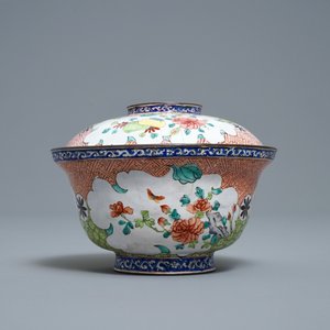 Een Chinese Canton email dekselkom met bloemen en vlinders, Qianlong/Jiaqing — foto 3