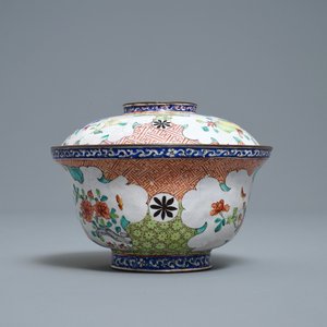 Een Chinese Canton email dekselkom met bloemen en vlinders, Qianlong/Jiaqing — foto 4