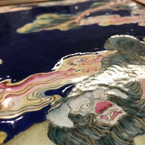 Een Chinese Canton email plaquette met boeddhistische leeuw in een landschap, Qianlong — foto 11