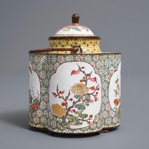 Een Chinese Canton email theepot en deksel met insecten, vogels en bloemen, Qianlong — foto 2