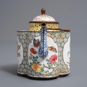 Een Chinese Canton email theepot en deksel met insecten, vogels en bloemen, Qianlong — foto 4