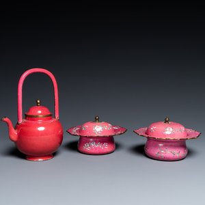 Een Chinese Canton email theepot en een paar dekselkommen met robijnrode fondkleur, Qianlong/Jiaqing — foto 1