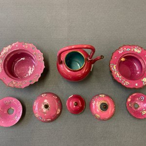 Een Chinese Canton email theepot en een paar dekselkommen met robijnrode fondkleur, Qianlong/Jiaqing — foto 12