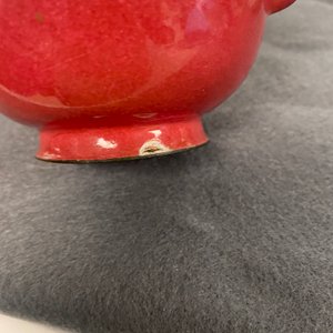 Een Chinese Canton email theepot en een paar dekselkommen met robijnrode fondkleur, Qianlong/Jiaqing — foto 16