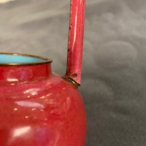 Een Chinese Canton email theepot en een paar dekselkommen met robijnrode fondkleur, Qianlong/Jiaqing — foto 19