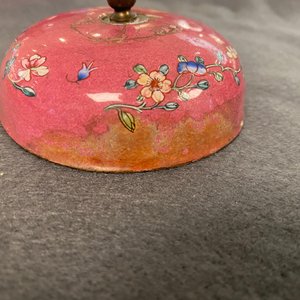 Een Chinese Canton email theepot en een paar dekselkommen met robijnrode fondkleur, Qianlong/Jiaqing — foto 30
