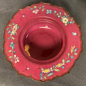 Een Chinese Canton email theepot en een paar dekselkommen met robijnrode fondkleur, Qianlong/Jiaqing — foto 36
