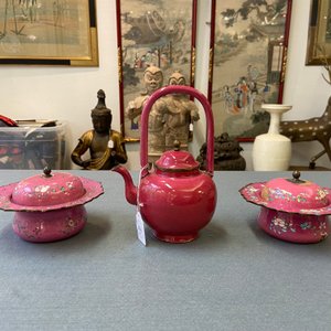 Een Chinese Canton email theepot en een paar dekselkommen met robijnrode fondkleur, Qianlong/Jiaqing — foto 9