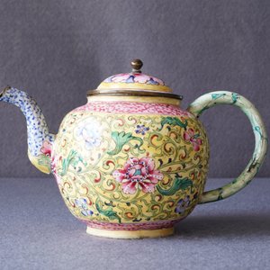 Een Chinese Canton email theepot met deksel, Qianlong — foto 8