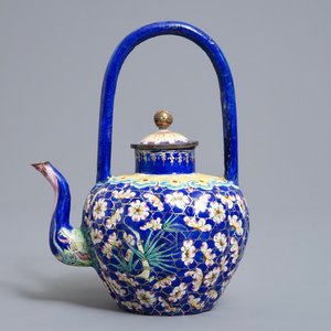 Een Chinese Canton email theepot met floraal decor, 18/19e eeuw — foto 1