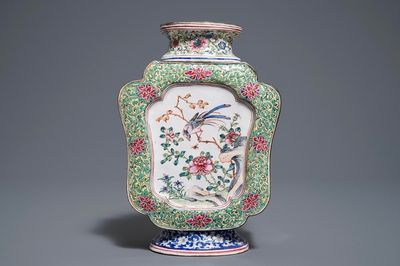 Een Chinese Canton email vaas met vogels bij bloemen, Qianlong