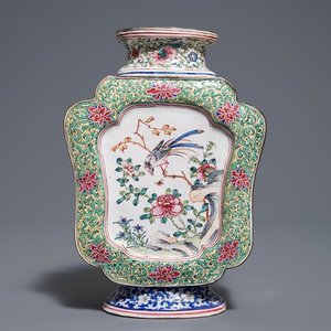 Een Chinese Canton email vaas met vogels bij bloemen, Qianlong — foto 1