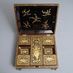 Een Chinese Canton export lakwerk speeldoos met inhoud, 18/19e eeuw — foto 2