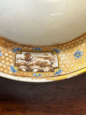 Een Chinese Canton famille rose dekselkom en bijbehorend bord, 19e eeuw — foto 13