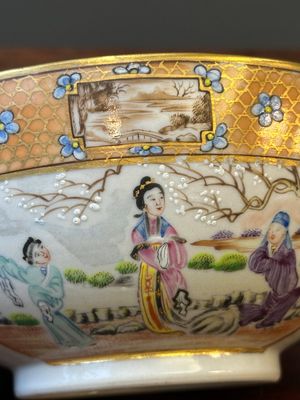 Een Chinese Canton famille rose dekselkom en bijbehorend bord, 19e eeuw — foto 16