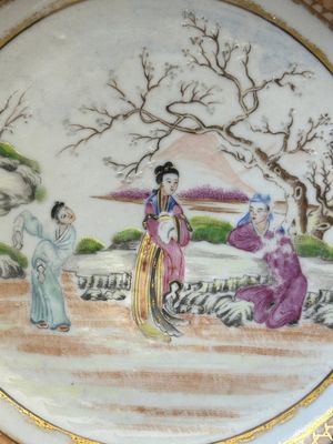 Een Chinese Canton famille rose dekselkom en bijbehorend bord, 19e eeuw — foto 3