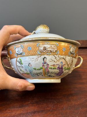 Een Chinese Canton famille rose dekselkom en bijbehorend bord, 19e eeuw — foto 10