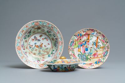 Een Chinese Canton famille rose dekselterrine, een bord en een kom met vlinders, 19e eeuw