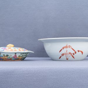 Een Chinese Canton famille rose dekselterrine, een bord en een kom met vlinders, 19e eeuw — foto 17