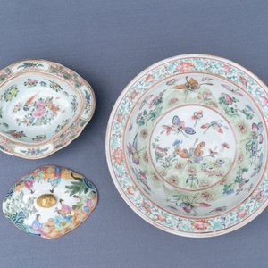Een Chinese Canton famille rose dekselterrine, een bord en een kom met vlinders, 19e eeuw — foto 18