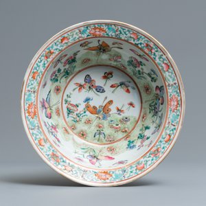 Een Chinese Canton famille rose dekselterrine, een bord en een kom met vlinders, 19e eeuw — foto 2