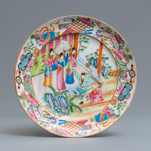 Een Chinese Canton famille rose dekselterrine, een bord en een kom met vlinders, 19e eeuw — foto 8