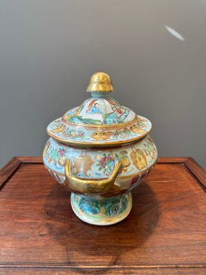 Een Chinese Canton famille rose dekselterrine  met bijbehorend bord, 19e eeuw — foto 12