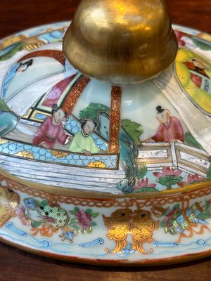Een Chinese Canton famille rose dekselterrine  met bijbehorend bord, 19e eeuw — foto 15
