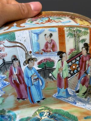 Een Chinese Canton famille rose dekselterrine  met bijbehorend bord, 19e eeuw — foto 22