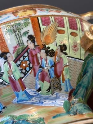 Een Chinese Canton famille rose dekselterrine  met bijbehorend bord, 19e eeuw — foto 23