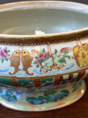 Een Chinese Canton famille rose dekselterrine  met bijbehorend bord, 19e eeuw — foto 27