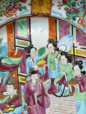 Een Chinese Canton famille rose dekselterrine  met bijbehorend bord, 19e eeuw — foto 3