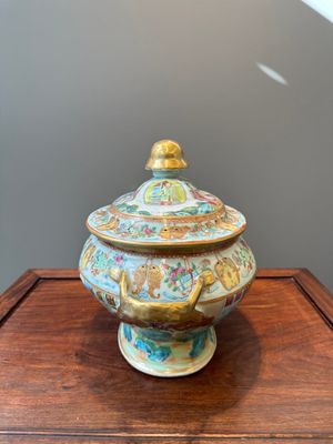 Een Chinese Canton famille rose dekselterrine  met bijbehorend bord, 19e eeuw — foto 10