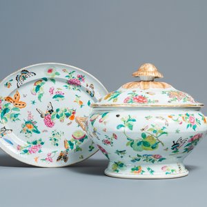 Een Chinese Canton famille rose dekselterrine op onderschotel, 19e eeuw — foto 1
